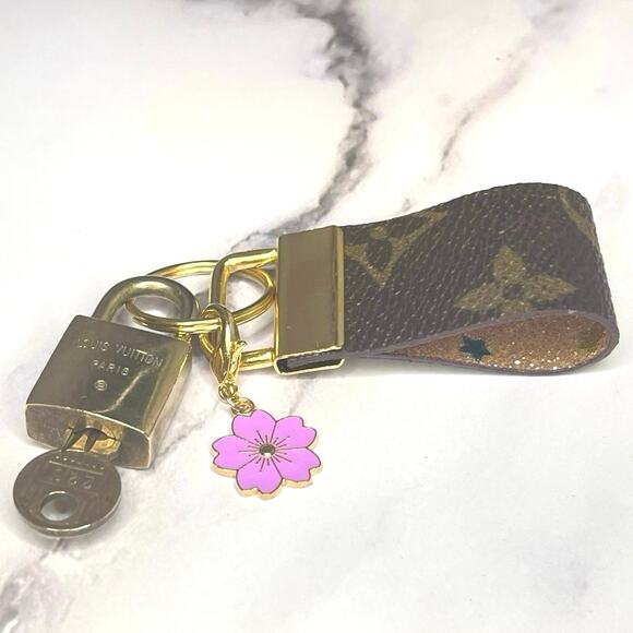 Louis Vuitton Lock & Key #220 w/ an LV Canvas Loop & Pink Flower Charm Keychain - Picture 5 of 5